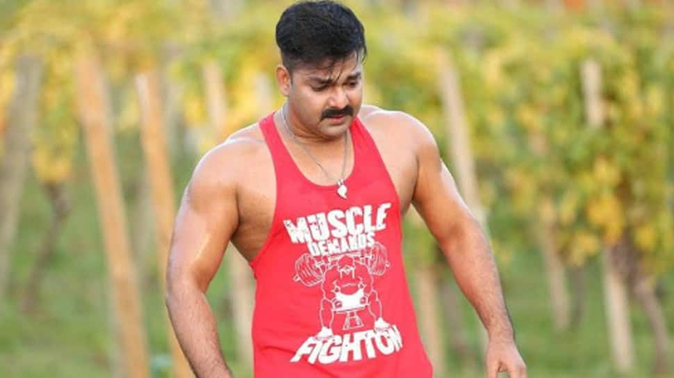 Bhojpuri power star Pawan Singh&#039;s dance video on &#039;Lollipop Lageglu&#039; in London with new heroine Harshika goes viral - Watch