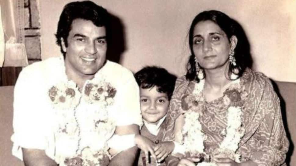 On Dharmendra&#039;s 85th birthday, here are some of his unseen pics with family