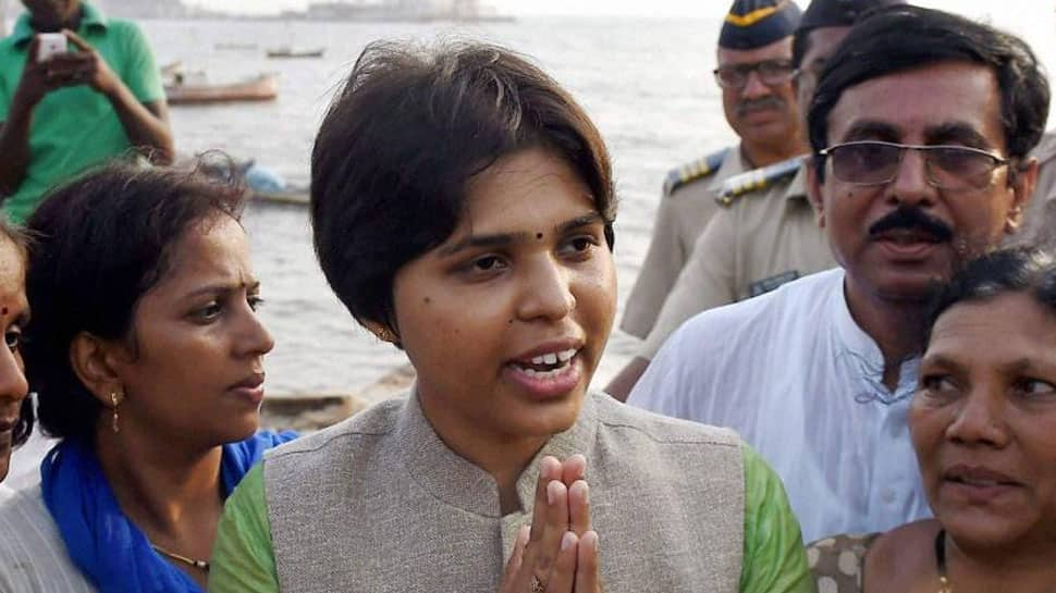 &#039;Bhumata Brigade&#039; chief Trupti Desai, opposing Saibaba temple’s appeal for &#039;civilised dress&#039;, detained on way to Shirdi