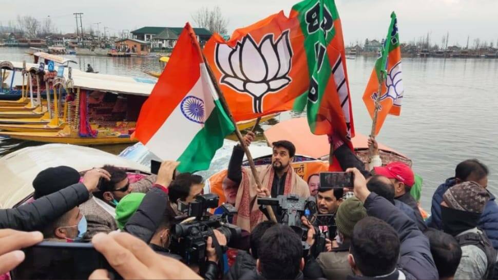 BJP workers, journalists rescued from Srinagar&#039;s Dal Lake as their shikara keels over during campaigning