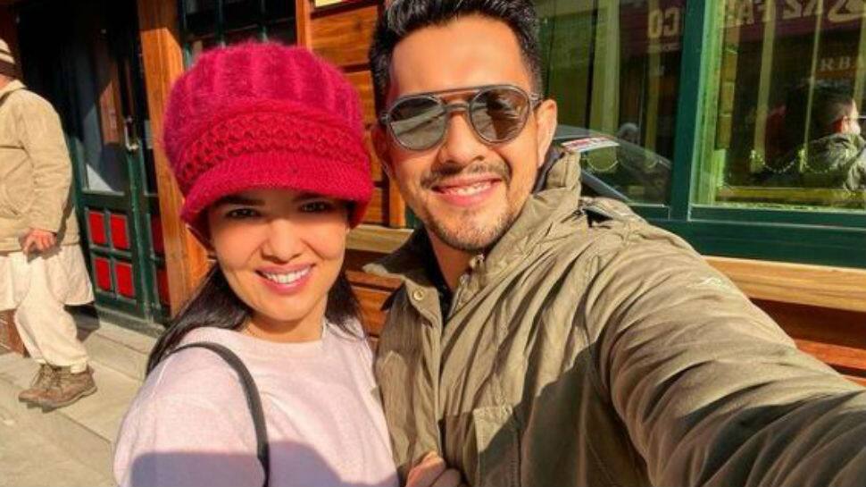 Newlyweds Aditya Narayan and Shweta Agarwal fly to Kashmir for honeymoon