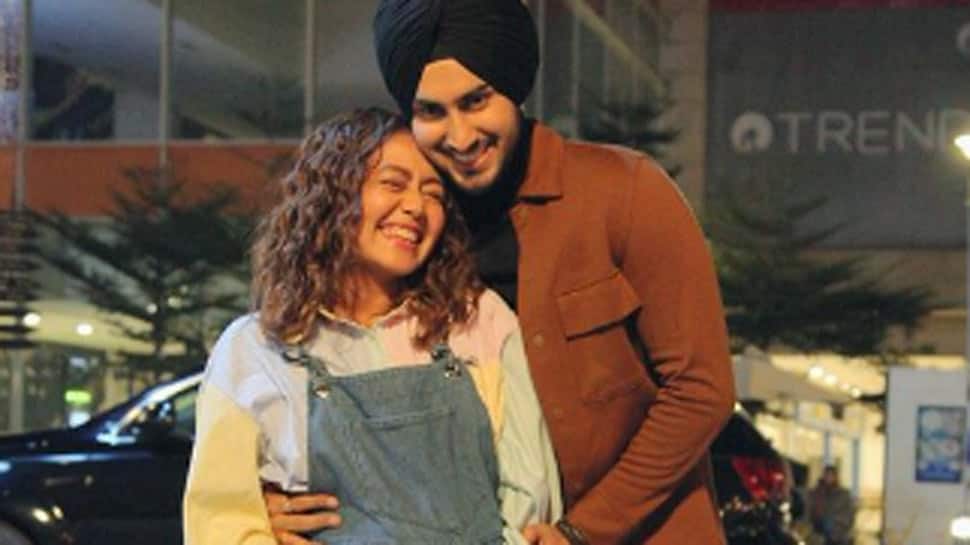 Is singer Neha Kakkar pregnant? Viral pic with hubby Rohanpreet Singh sends internet into a tizzy!