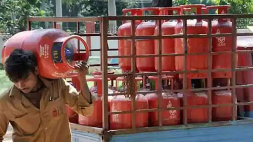 Now, get a cashback of upto Rs 500 on booking gas cylinder from Paytm -  Check details here | Personal Finance News | Zee News
