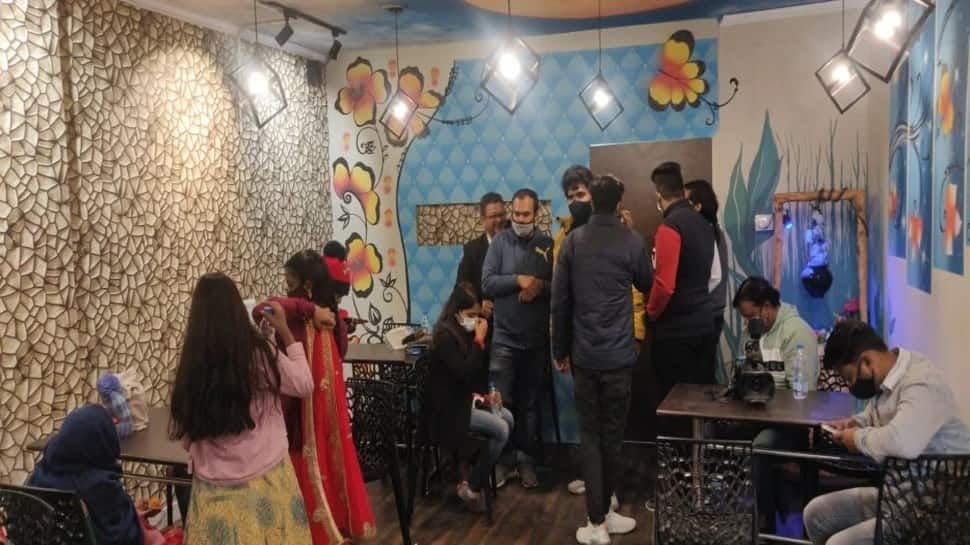 Baba Ka Dhaba Owner Kanta Prasad Opens New Restaurant In Pics News Zee News