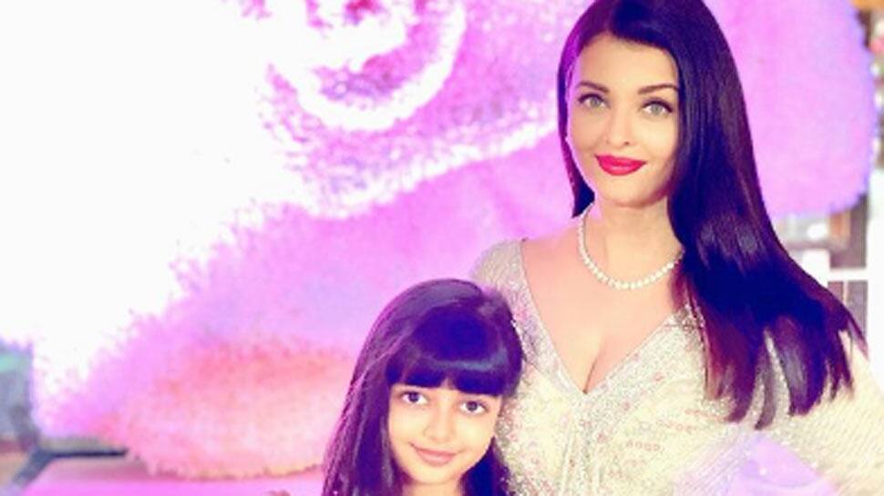 Aaradhya Bachchan&#039;s Christmas pic with mommy Aishwarya Rai Bachchan is &#039;all hearts&#039;!