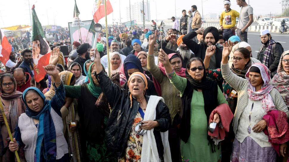 Protesting farmers bang utensils at Delhi borders during PM Modi&#039;s &#039;Mann ki Baat&#039; address