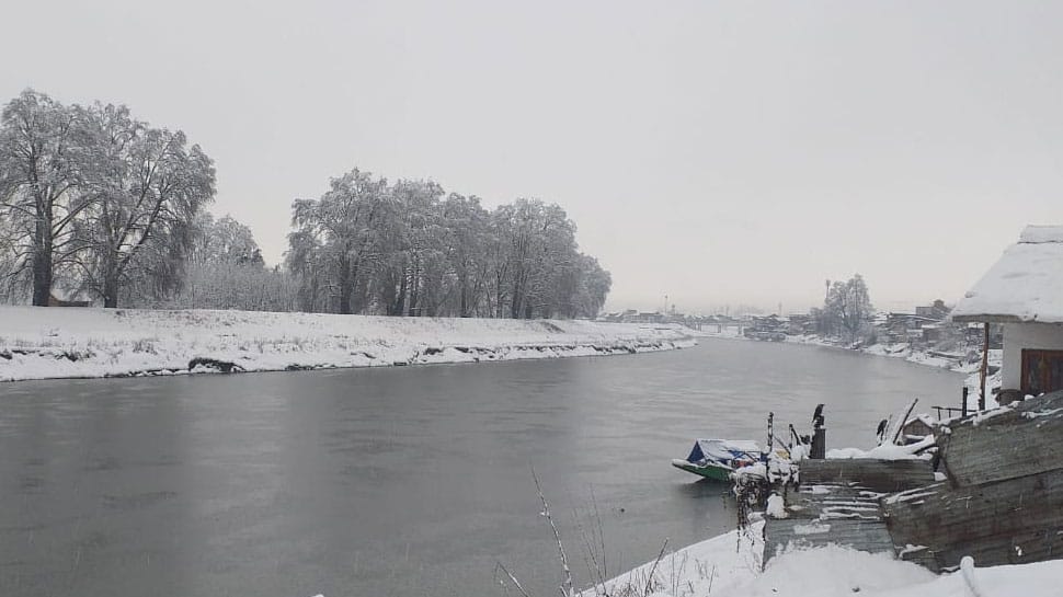 Stunning pictures of today's fresh snowfall in Srinagar