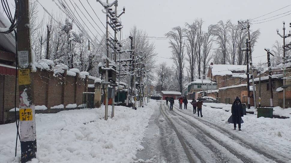 Srinagar & Kashmir Valley receive fresh snowfall  