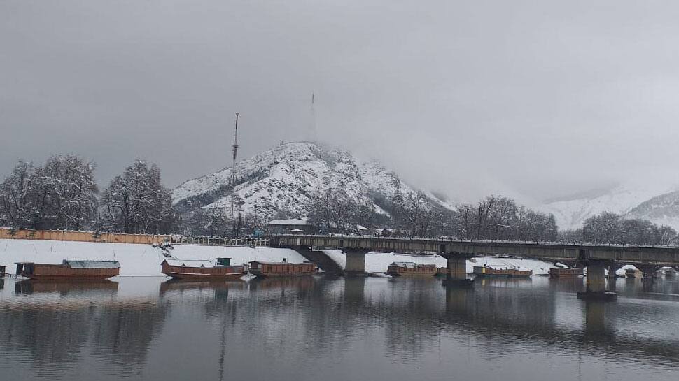 Tourists flock to Srinagar to witness fresh snowfall 