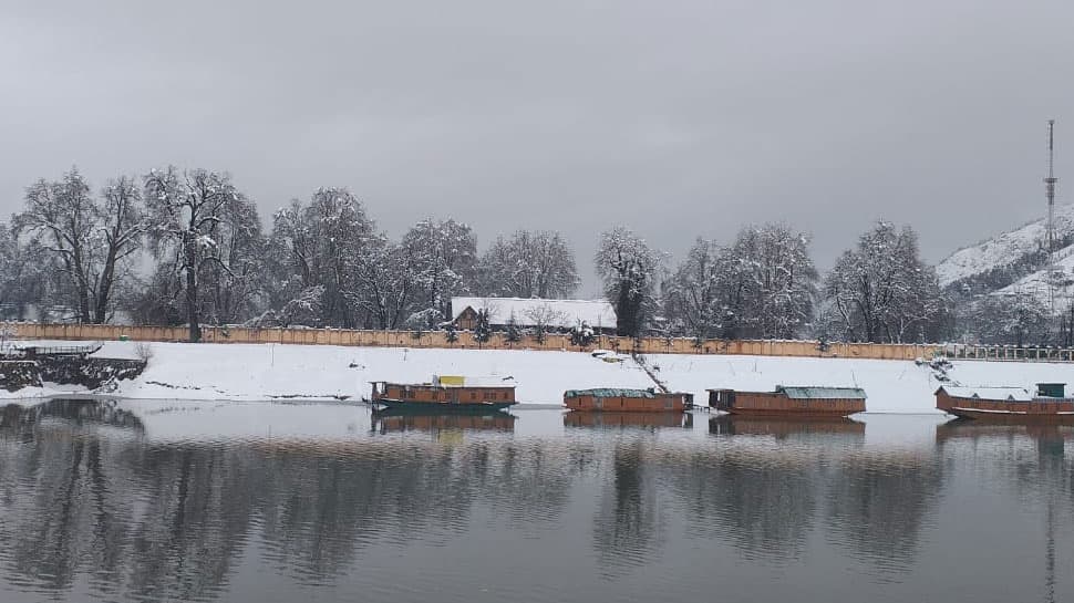 Srinagar & Kashmir Valley receive fresh snowfall  