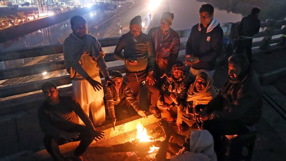 Farmers keep themselves warm with a bonfire on the Delhi-Ghazipur border.