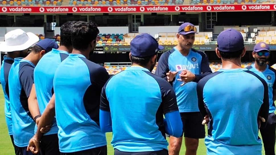 Head coach Ravi Shastri giving a pep talk to the team at the Gabba. (Photo: BCCI)