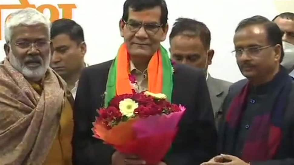 AK Sharma, Gujarat cadre IAS officer who took VRS, joins BJP in UP