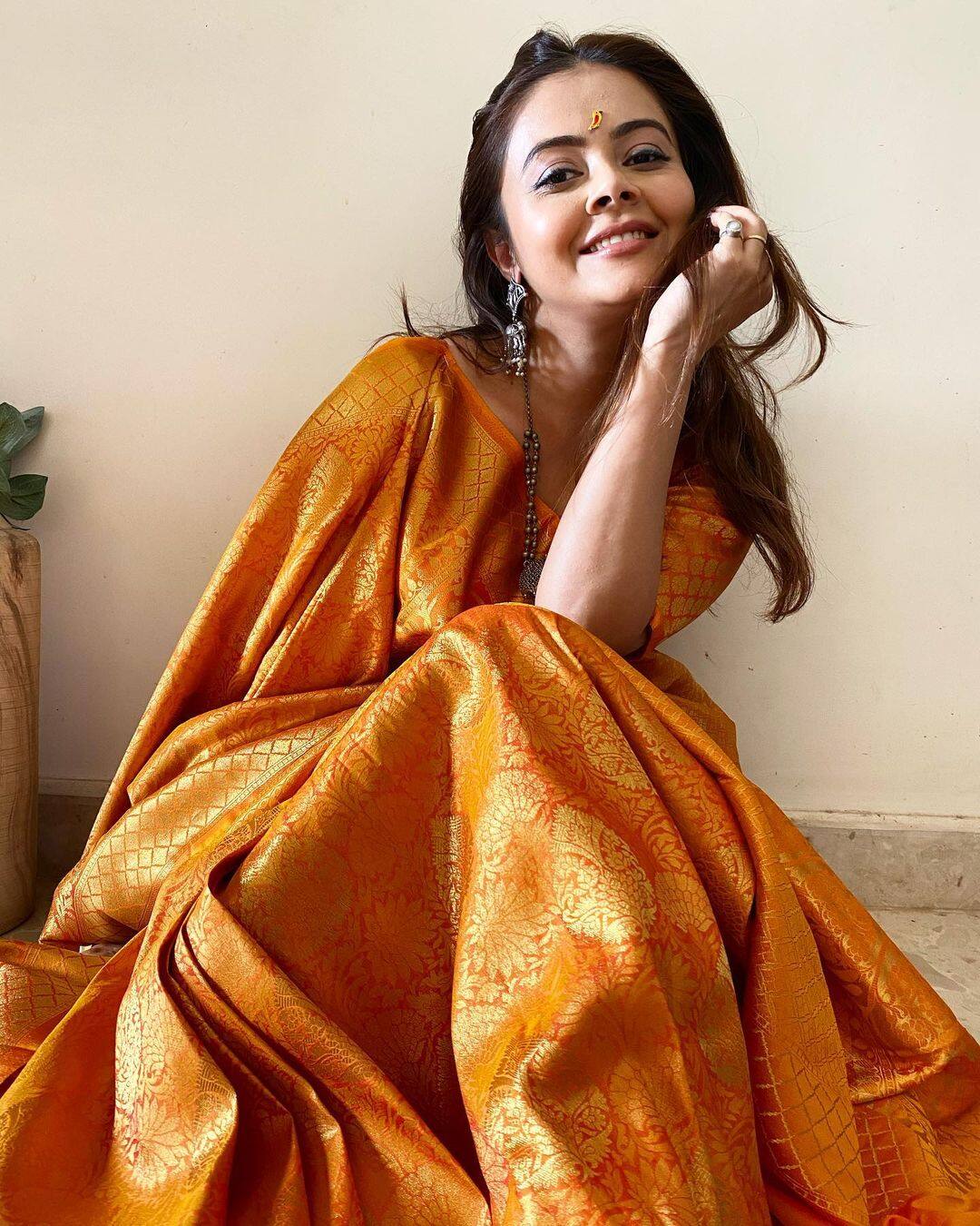 Devoleena looks like a goddess in this gold saree