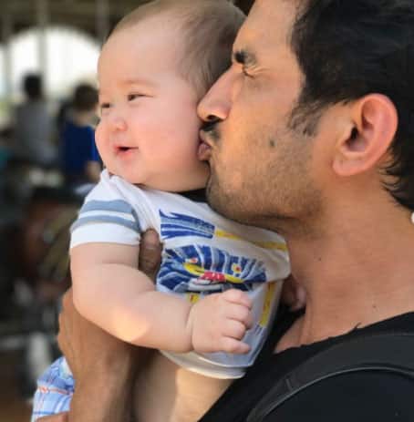 Such an awwdorable picture of SSR kissing a toddler!