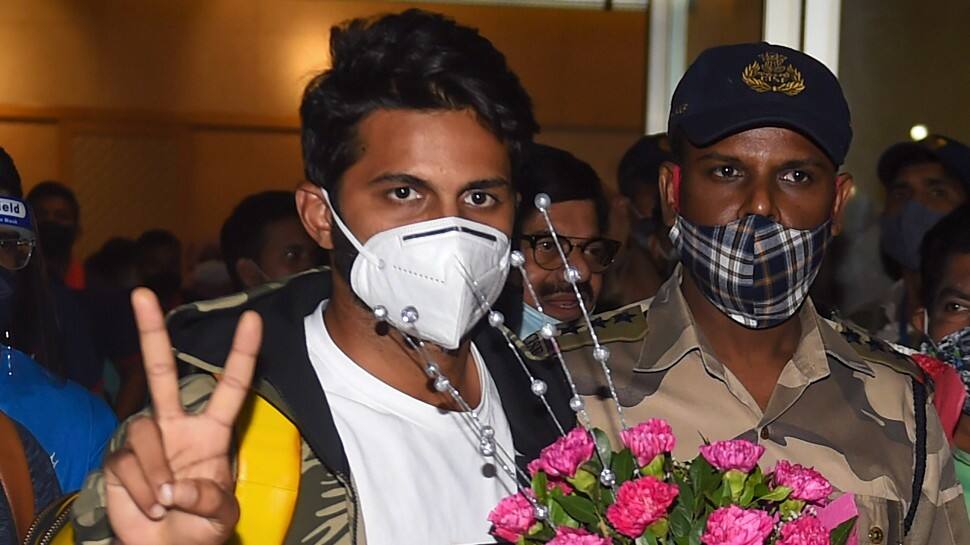 Mumbai all-rounder Shardul Thakur acknowledges the cheers at arrival at Mumbai airport. (Photo: PTI)