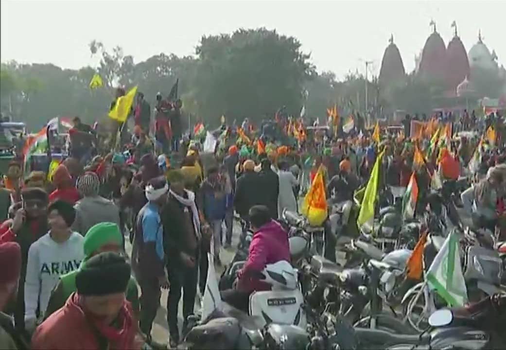 Some agitated farmers continued to protest outside the Red Fort
