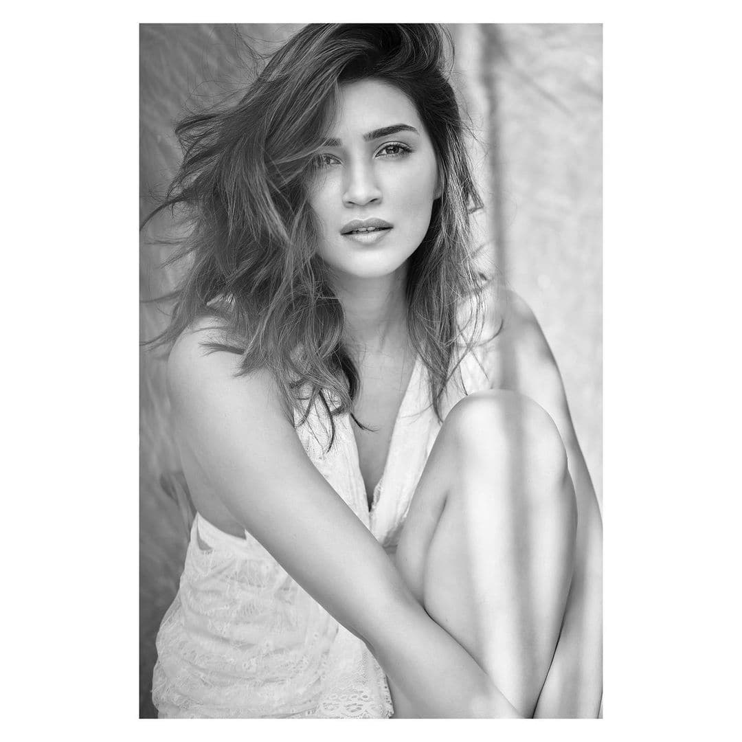 Kriti looks stunning in this monochrome messy look