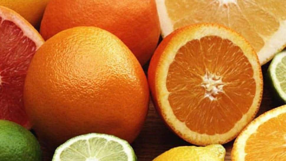 Four men eat 30 kgs of oranges in 30 mins to avoid paying extra baggage fee, here&#039;s what happened