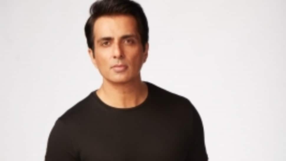 Read more about the article Sonu Sood to provide housing aid for mistreated elderly in Madhya Pradesh