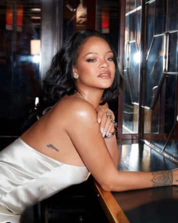 Rihanna looks hot!