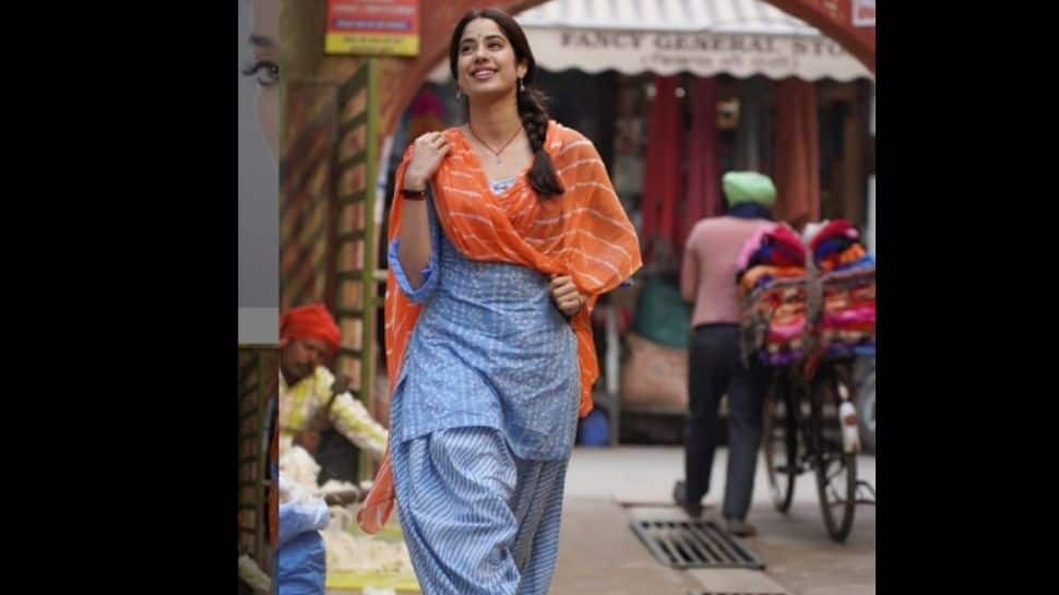 Janhvi Kapoor looks fab in this desi look!