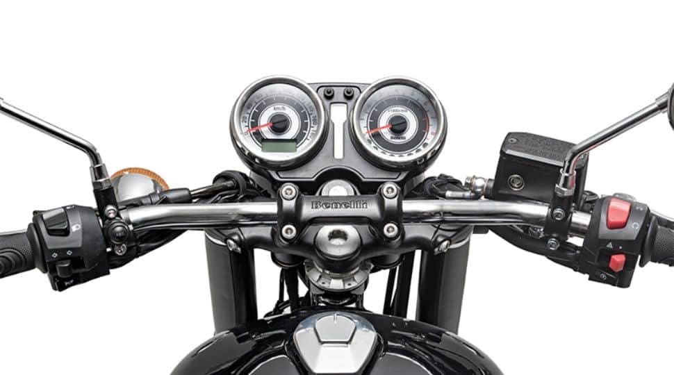 Benelli Imperiale 400 gets a twin-pod instrument cluster which is part analogue, part digital.