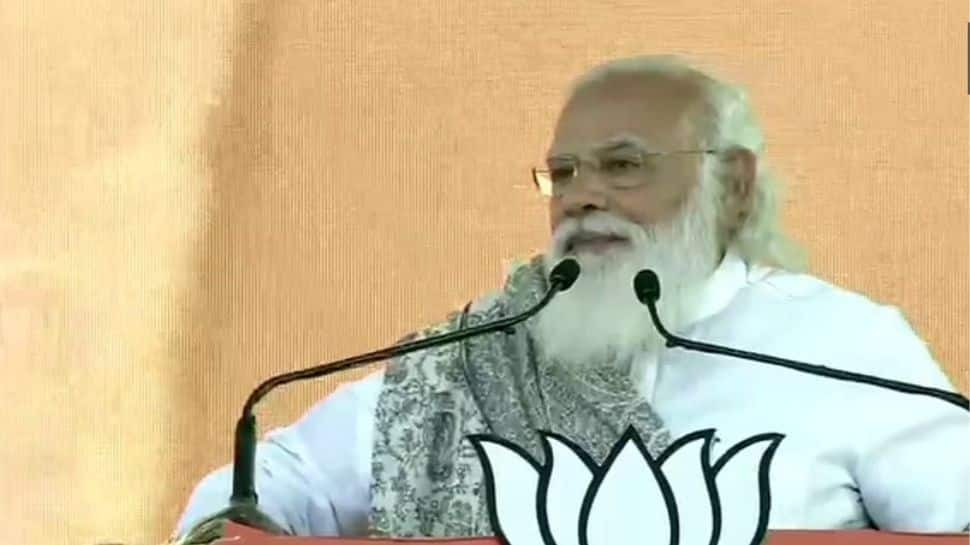 Mamata Banerjee gets angry when people chant &#039;Bharat Mata Ki Jai&#039; but not when conspiracies are hatched to defame India: PM Narendra Modi in West Bengal 