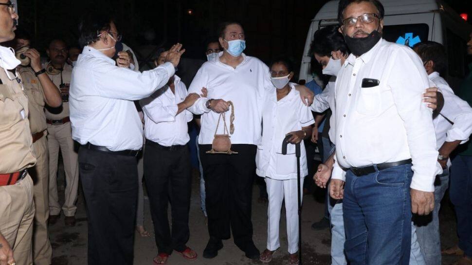 Randhir Kapoor performs last rites of Rajiv Kapoor  