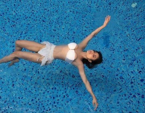 Mouni Roy is 'Water Belle'! 