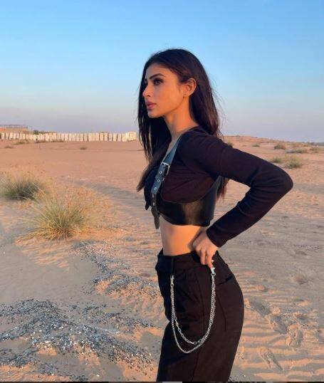 Mouni Roy raises mercury with her sizzling pics! | News | Zee News