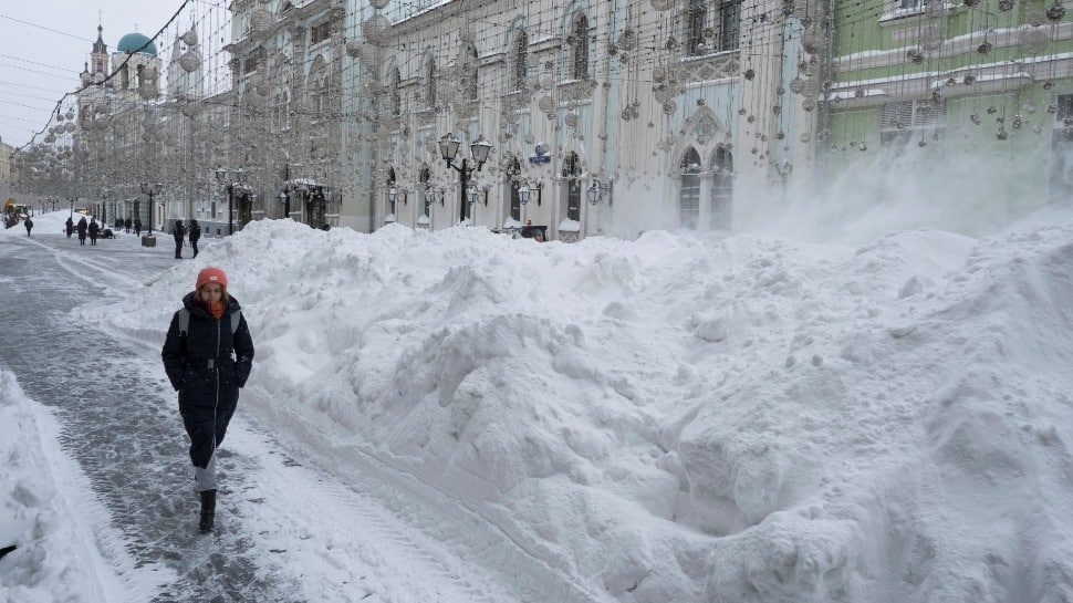 &#039;Snow apocalypse&#039; blankets frozen Moscow, delays flights 