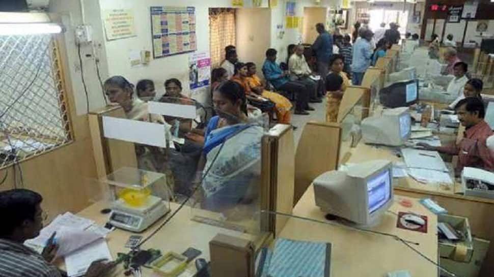 How much is the workforce of these four banks to be privatised in India?