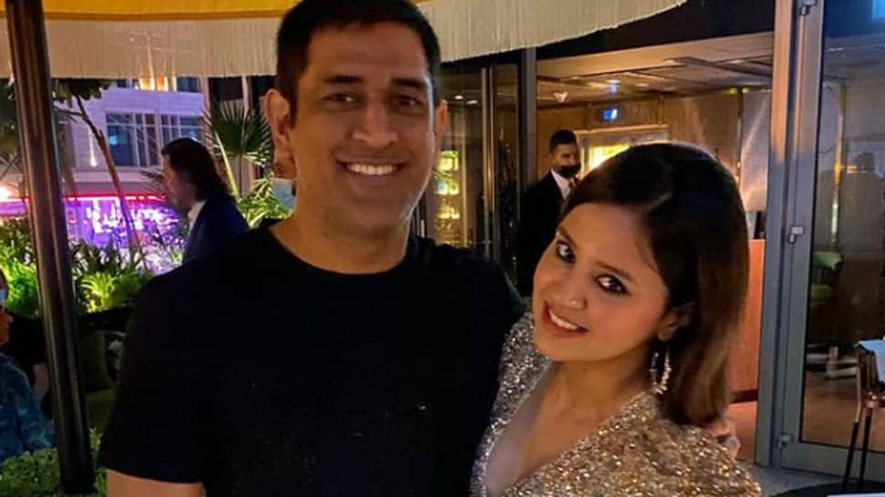 MS Dhoni and wife Sakshi Dhoni&#039;s dance on Mummy Nu Pasand song at a wedding goes viral - Watch