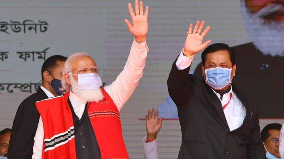 Prime Minister Narendra Modi along with Assam Chief Minister Sarbananda Sonowal 