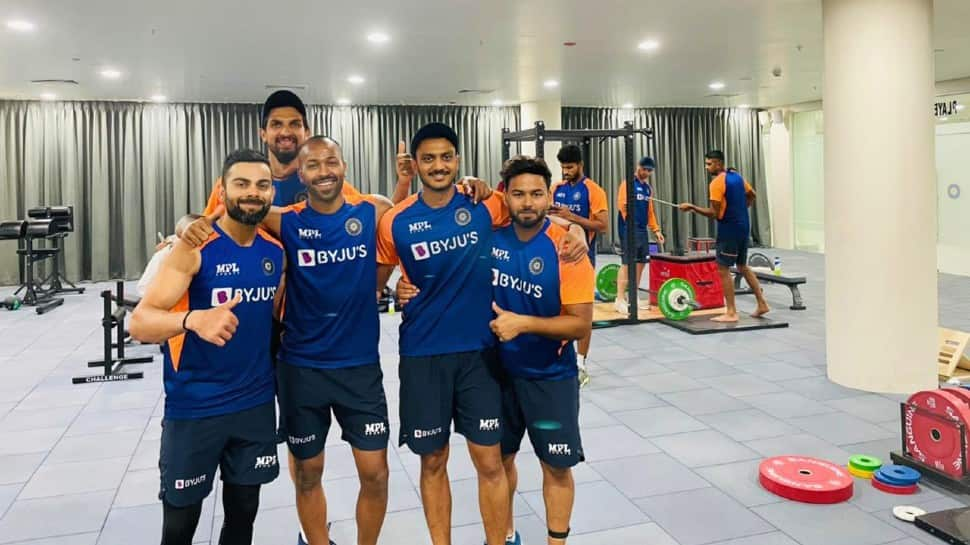 Indian skipper Virat Kohli (left) with Ishant Sharma, Hardik Pandya, Axar Patel and Rishabh Pant try out the training facilities in Motera. (Source: Twitter)