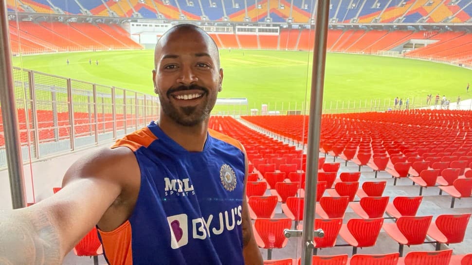 India all-rounder Hardik Pandya click a selfie with Motera stadium in the background. (Source: Twitter)