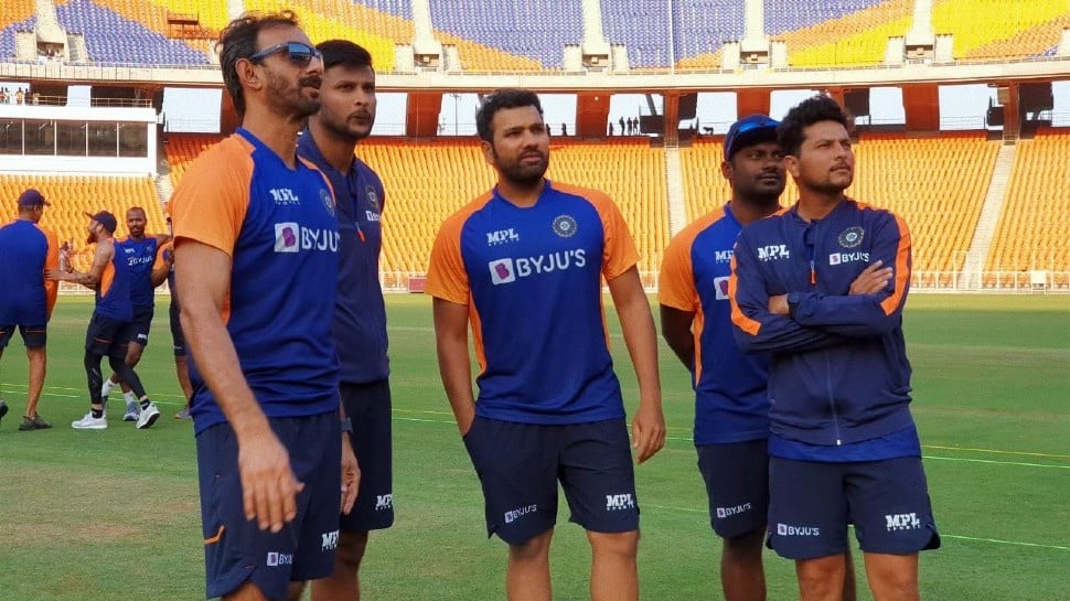 Indian batting coach Vikram Rathour with Washington Sundar, Rohit Sharma and Kuldeep Yadav during a nets session in Motera. (Source: Twitter)