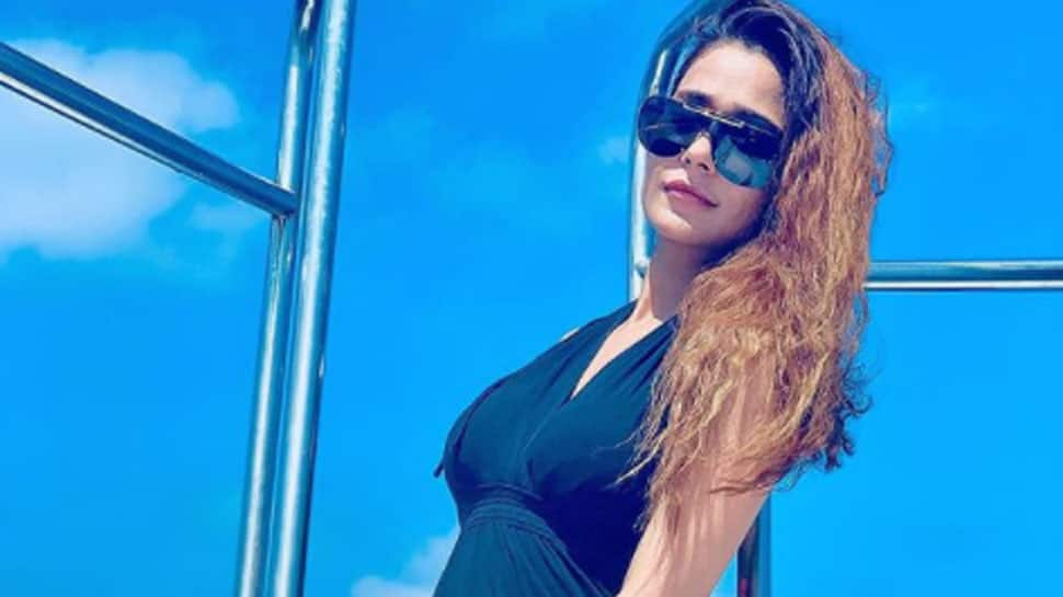 TV actress Sara Khan drops a sensational dance video on Kareena Kapoor&#039;s &#039;San Sanana&#039; song - Watch