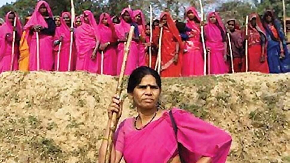 Meet Gulabi Gang, a women&#039;s association that enforces COVID-19 guidelines in Maharashtra