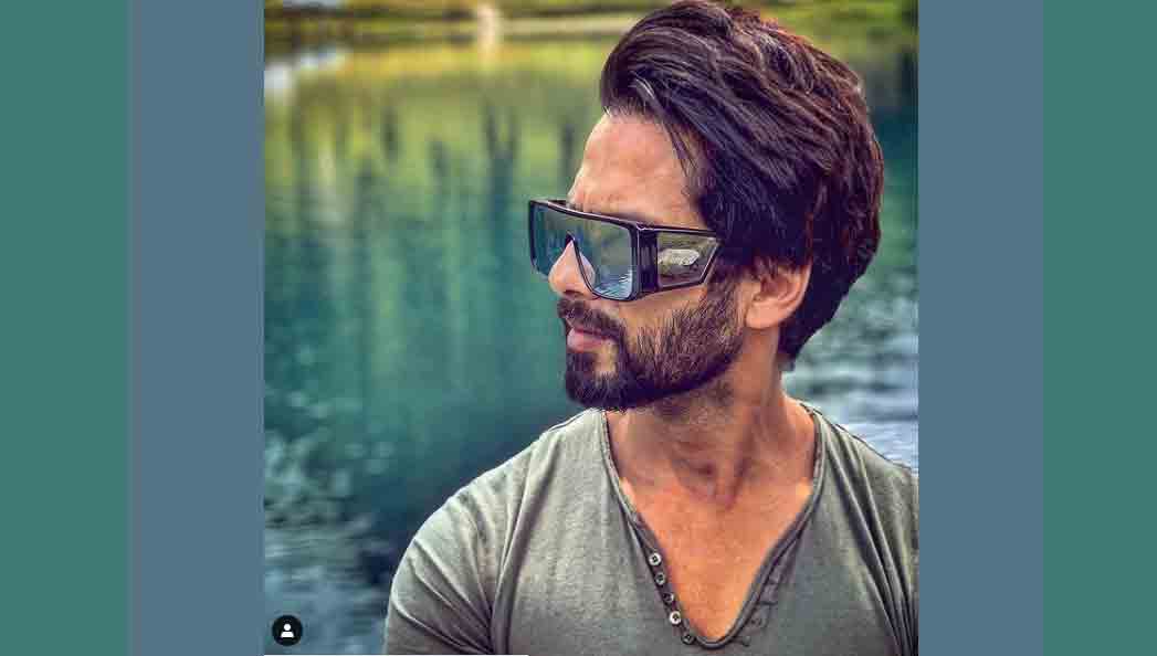 Shahid Kapoor shares close-up selfie, showcases chiselled jawline, well-groomed beard
