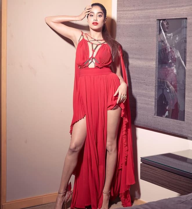 Janhvi Kapoor will make your jaws drop in this sexy dress!