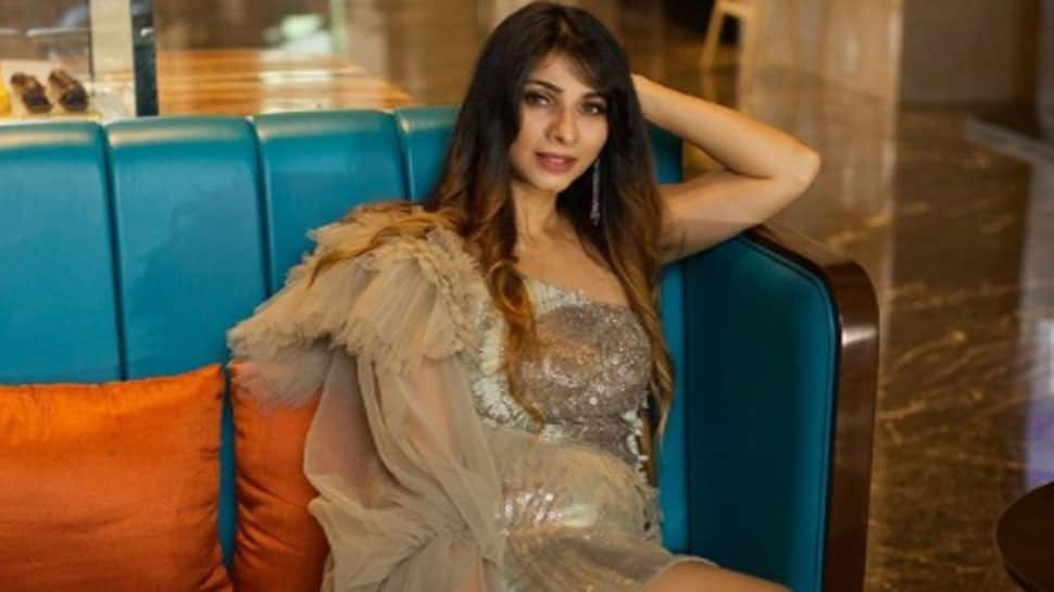Birthday girl Tanishaa Mukerji's yoga by the beach in Maldives goes viral - Watch 