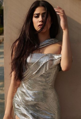 Janhvi looks sensuous in this silver dress Janhvi looks sensuous in this silver dress