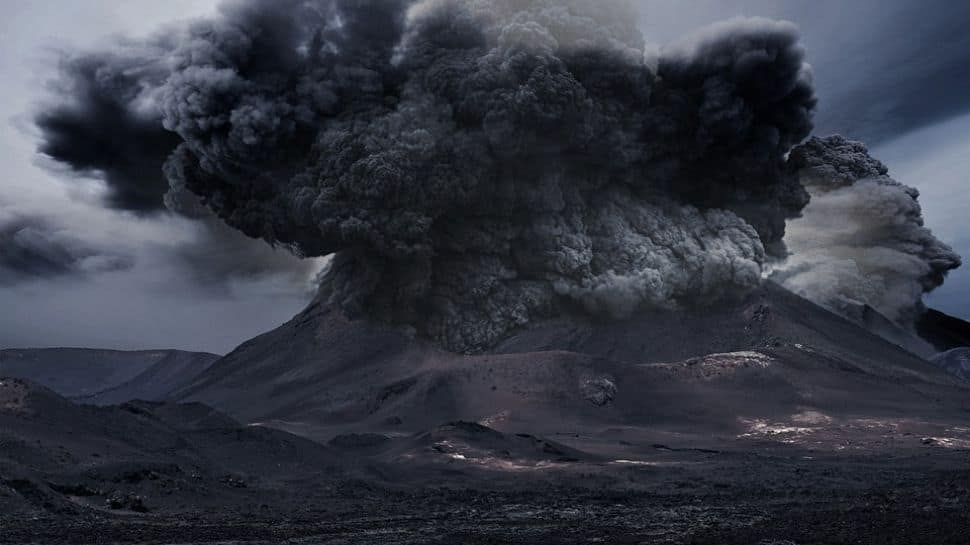 Guatemala&#039;s Pacaya volcano erupts, netizens share awestruck photos!