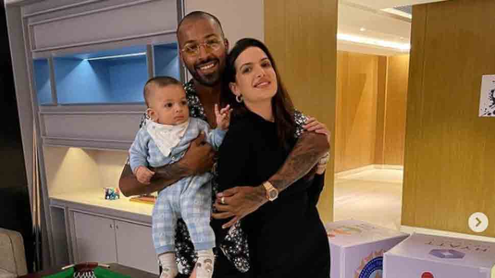 क्रिकेटर हार्दिक पांड्या ने इस लवली-डोवी फोटो में नटशा स्टाकोविक, छोटी मुंचकिन अगस्त्या को प्यार से गले लगाया