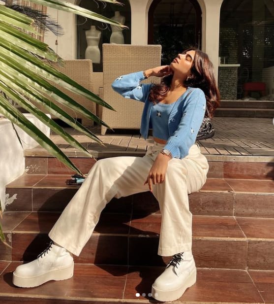 Khushi Kapoor looks lovely in this casual wear