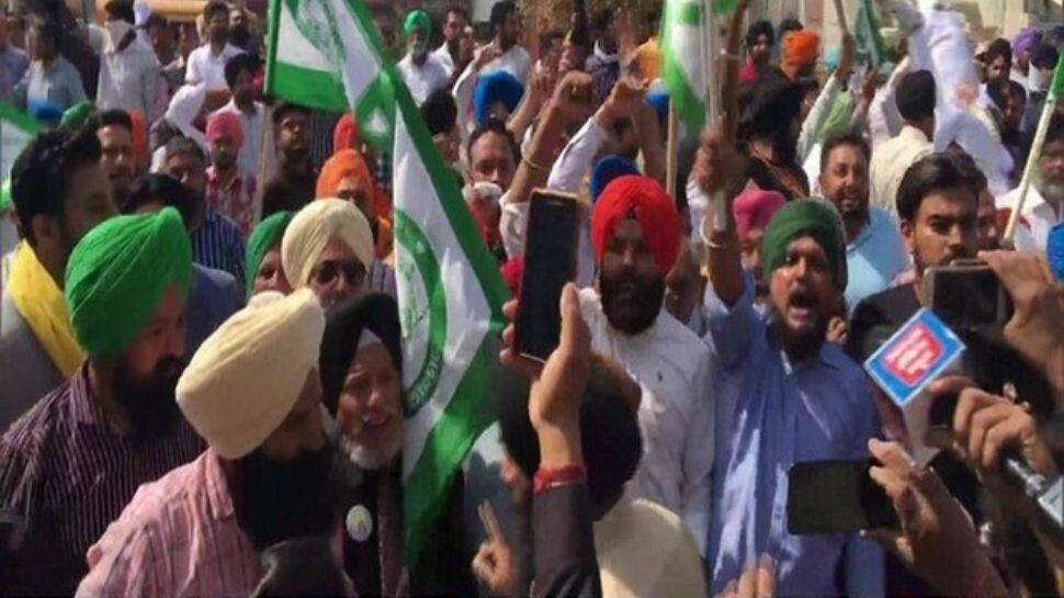Farmers stage protest outside BJP MLA&#039;s residence in Haryana 