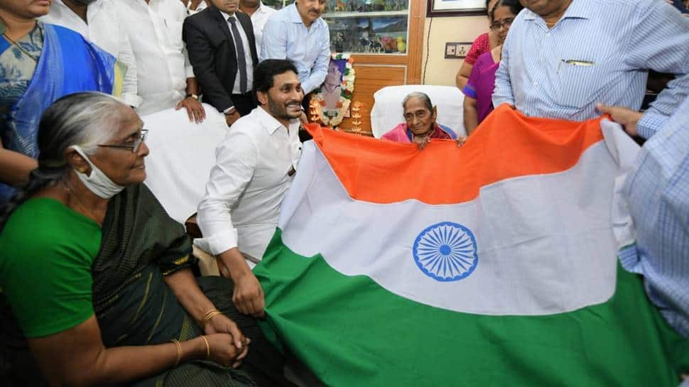 Andhra Pradesh CM YS Jagan Mohan Reddy felicitates Tricolour maker Pingali Venkayya&#039;s daughter