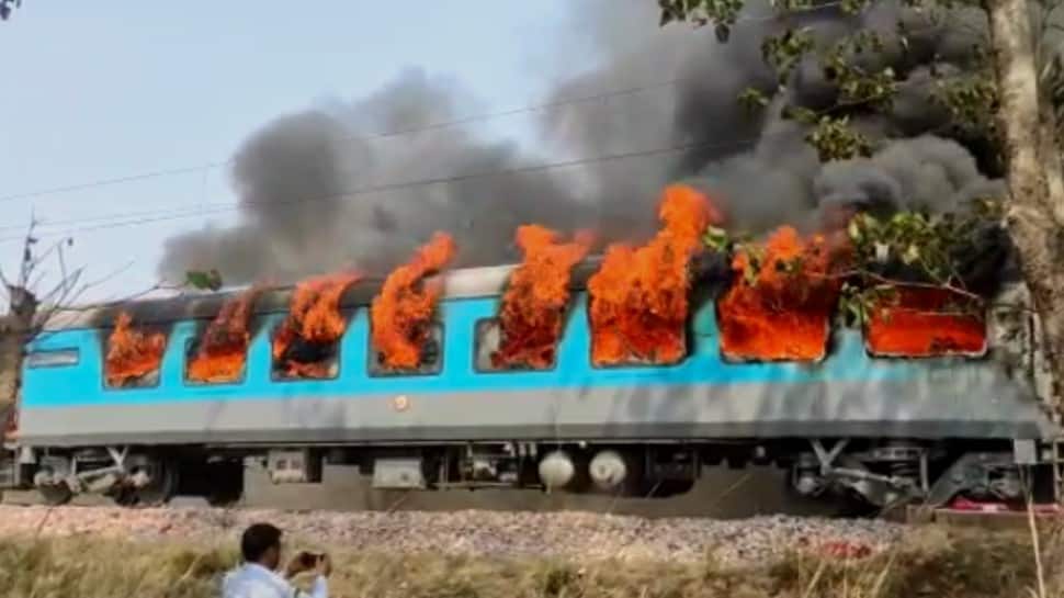 Fire breaks out on Delhi-Dehradun Shatabdi Express train in Uttarakhand |  India News | Zee News